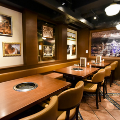 4名様用のテーブル席は5つご用意しております。さまざまなご用途でお使いください。