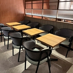 レイアウト変更可能なテーブル席を多数ご用意。1名~100名様までご利用いただけます♪