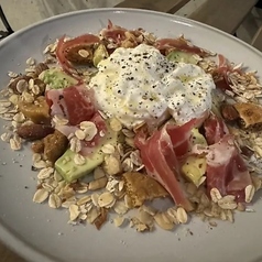 生ハムとアボカドのグリーク(アボカドボウル)