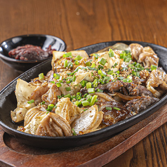 名物鉄板焼き！【本日の豚ホルモン2種（税込1,188円）】の写真