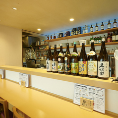 カウンター席は5席ご用意しております。一人でも気軽に訪れやすく、シェフの技を間近で楽しむことができる魅力的な空間です。