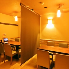 落ち着いた店内空間にあるテーブル席は個室ではなくとも、ゆったりとお食事を楽しむことが可能です。宴会コースや美味しい逸品料理、種類豊富なドリンクをご用意してお待ちしております。
