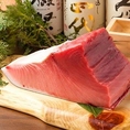 【築地生本マグロ】築地より仕入れる新鮮な生本マグロを贅沢に使用し、お刺身・揚物・焼物など多彩な調理でご提供しております。鮮度を活かしたお刺身はもちろん、香ばしく仕上げる焼物や食べ応えのある揚物でも、本マグロならではの奥深い味わいをお楽しみいただけます。日本酒や焼酎との相性も抜群、自慢の逸品です。