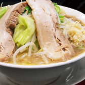 当店のラーメンは、関東で人気の二郎系と呼ばれるガッツリ二郎インスパイア系ラーメンです。手仕込み濃厚豚骨、丸鶏スープにアジ節、サバ節、カツオ節から引いた魚介ダシを合わせたダブルスープに自家製平打ち太麺をチョイス。たっぷりのったチャーシュー、もやし、キャベツと共にお楽しみください。