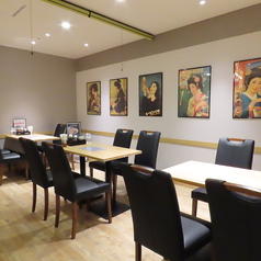 にぎやかな雰囲気が漂う当店は、友人と過ごすのに最適な空間です。明るい光が差し込み、開放的な空間が心地よいひと時を演出します。6名様向けの個室があるため、プライベートな時間を大切にしたい方にもおすすめです！ さらに仕切りを外せば、最大12名様まで一緒に楽しめます。みんなで楽しい思い出を作りましょう。