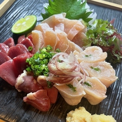 朝〆の新鮮鶏刺し盛り合わせ