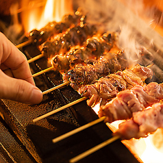 1本1本を丁寧に炭火で焼いた焼き鳥が自慢