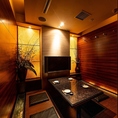 美しいインテリアの映える雰囲気たっぷりの掘りごたつ個室。足をおろしてリラックスした格好でお食事をお楽しみいただけます。気のおけない仲間との飲み会、大切な人をおもてなしする接待や法事・慶事など、様々なシーンでぜひご利用くださいませ。