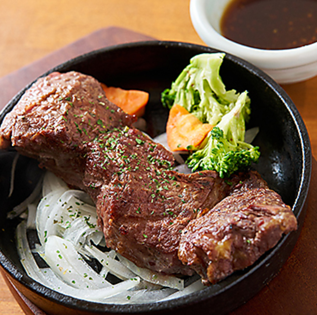 たっぷりと200gのパーラーステーキは肉のジューシーさがお酒と調和♪心が踊る美味しさを体験できます