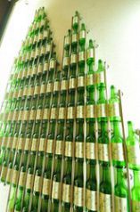 壁にはボトルがたくさん★ズラーっと壁一面に並べられた焼酎のボトルオブジェ♪これ、韓国ではポピュラーなお酒なんです☆オススメドリンクが知りたい方は、お近くのSTAFFまでお声掛けを♪