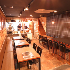 ◎1F【4名席×2、5名席×1、6名席×1】◎2F【4名席×2、5名席×1、8名席×2】1階のテーブルは片側ベンチシートなのでゆったりお過ごし頂けます。