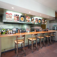 熱々の料理を目の前で！ライブ感あふれるオープンキッチン前の特等席。調理の音や香りを楽しみながら、出来立て熱々の本格中華を堪能できます。お一人様でも気兼ねなくお食事が楽しめますし、仕事帰りのサク飲みにもぴったりな、居心地の良い空間です◎