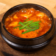 辛い物好き必見！鶏の旨みをふんだんに感じていただける鶏スンドゥブの写真