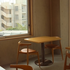 ふたりだけの時間が流れる、心地いいテーブル席