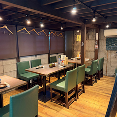 ゆとりある間隔で配置されたテーブル席をご用意しております。可動式テーブルなので人数やシーンに合わせて柔軟に対応可能です。女子会や気軽なお集まりにもぴったりです。