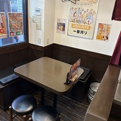 2名様まで着席可能なテーブル席は、ご友人同士や会社帰りの飲み会にピッタリなお席です！ゆったりと会話やお食事を楽しんでいただけます。親しい仲間との賑やかな宴会ご利用ください。