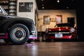 本物の車を展示。見て良し、触れて良し、乗って良し。昔の車を眺めながら楽しむ食事