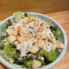スモークサーモンとアボカドのシーザーサラダ