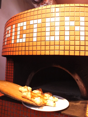 ナポリの石窯と薪で、ピザ、魚、肉、野菜を焼きあげるこだわりイタリアンの店♪