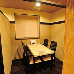 仕切りを活かした4名様用テーブル席。完全個室ではありませんが、周囲の視線が気になりにくい“半個室風”の空間となっており、デート・お祝い・少人数の会食にも人気。落ち着いた雰囲気で、ゆっくりとお過ごしいただけます。