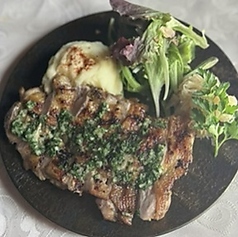 【鶏モモ肉グリル】 ニンニク、マジョラムを揉み込み、焼き上げ、パセリとニンニクのソースをかけました。