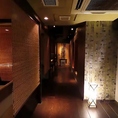 46名様から最大50名様まで店舗の貸切を承ります。和の趣を感じる落ち着いた空間で、精肉店が目利きしたA5ランク黒毛和牛の炭火焼肉を味わう贅沢なご宴会をお楽しみください。