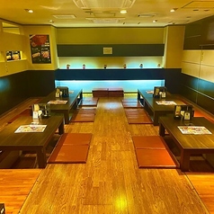 大人数でのご宴会にも対応可能な広々とした掘りごたつエリアです。大規模な会社宴会や歓送迎会などの貸切利用にも喜んで対応させていただきます。足を延ばして寛げる快適な空間で、自慢のお肉やお酒を心ゆくまで満喫できます。皆様で思い出に残る素敵な賑やかな宴会をお楽しみください。