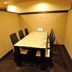 ゆったりと座れる6名用テーブル席。家族でのお食事や、少人数の接待・祝いの席にも使いやすい落ち着いた空間です。