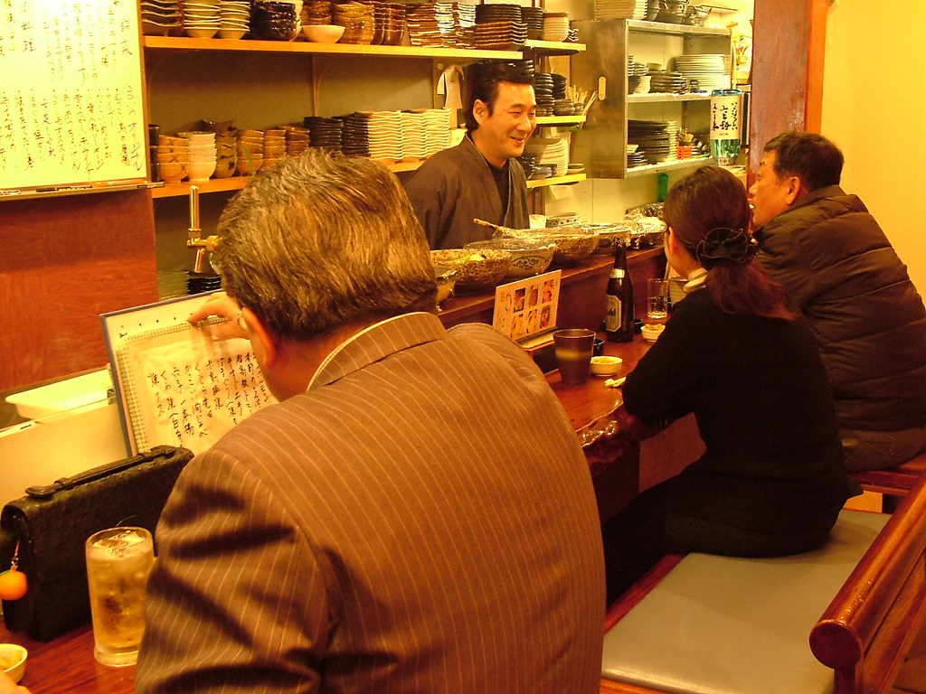 カウンターは常連さんの特等席！気さくな大将と、真心こもった創作料理に開店と共に常連さんが集う…