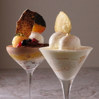 季節で入れ替わる魅惑のスイーツ夜パフェ！お酒もどうぞ