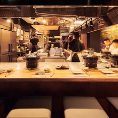 オープンキッチンで、注文ごとに新鮮カットの羊肉を堪能