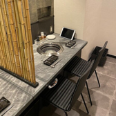 すべてのテーブルにモバイルオーダー端末を設置。お客様ご自身でメニューを確認し、ワンタッチで注文できるため、スタッフを呼ぶ手間がなく、スムーズで快適な時間をお過ごしいただけます。モバイルオーダーならメニュー写真やおすすめ情報も見やすく表示されるので、初めての方でも安心して選べます。