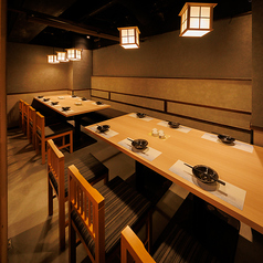 長時間でも快適に過ごせる14名様向け個室。上品な和の質感でまとめられ、個室ならではの静けさとプライベート感を確保。会社宴会や仲間内での集まり、歓送迎会にも最適な、ゆとりある個室です。