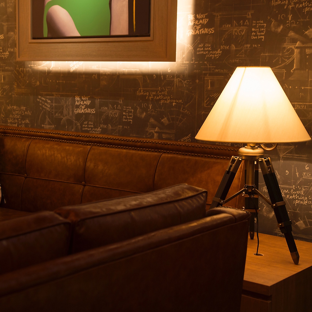 照明器具や輸入クロスにもこだわりが。細部までこだわりを持った店内となっております。