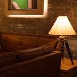 照明器具や輸入クロスにもこだわりが。細部までこだわりを持った店内となっております。