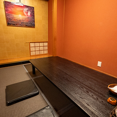 【個室完備】の落ち着いた雰囲気の店内は、大切な方とのお食事や会社の飲み会、宴会、女子会、接待などのビジネスシーン～プライベートシーンまで幅広くご利用に最適です。お客様のご要望にお応えすることも可能です。ご不明な点はお気軽にお問い合わせくださいませ。