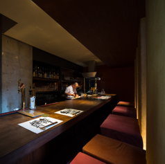 カウンター席では、ワインセラーや焼酎棚を眺めながら、お好みの銘柄を自由に選ぶことができるので、料理とのペアリングも楽しめます。