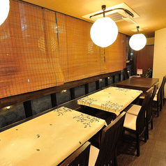 2階フロアは最大26名までの貸切利用が可能。13名横並びテーブル／4名×2卓／6名卓のご用意があります。会社宴会・接待・顔合わせなど、大切な集まりに最適。貸切のご相談はお気軽にお問い合わせください。