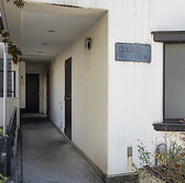 都営大江戸線、東京メトロ日比谷線六本木駅7番出口より徒歩3分とアクセス良好の好立地です。賑やかな通りから少し入った隠れ家のような場所にございますので、待ち合わせにも便利です。