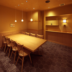 落ち着いた和の雰囲気の個室は、接待や会食、顔合わせなど、さまざまなシーンで利用できる完全なプライベート空間です。大切なお集まりだけでなく、仲間うちでまわりを気にせず盛り上がりたい時にもおすすめです。宴会ご予約承り中！コース料理は4400円(税込)～ご用意しております。