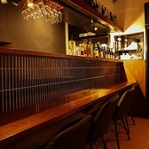 落ち着いた雰囲気のカウンター席を完備しており、一人でも気軽に利用できる居心地の良い空間が広がっています。お酒を楽しみながら、リラックスした時間を過ごせるのが魅力です。