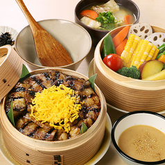 【こぶた家名物】彩り蒸し野菜とイベリコ豚飯のせいろ蒸しの写真