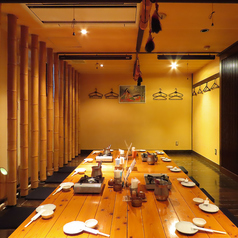 最大4名様までご利用が可能なテーブル席は、ご家族での食事の際や女子会などにぴったりです。落ち着いていながらも明るい雰囲気の空間で、自慢の焼き鳥を囲んで楽しいひとときをお過ごしいただけます。いつものお店として気軽にご来店いただけるような環境づくりにこだわっております。初めての方も気軽にご来店ください♪