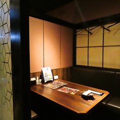 落ち着いた雰囲気のテーブル席は、デートやお友達との語らいにもおすすめ。宴会コースや美味しい逸品料理、種類豊富なドリンクをご用意してお待ちしております。
