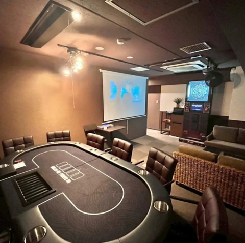 バリ風空間で、ポーカーもボードゲームも思いっきり楽しめる“大人の秘密の遊び場”。