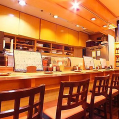 【自慢のカウンター】20年以上海鮮料理の修業を重ねた大将が腕を振るう空間です。贅沢なお寿司といえばやっぱりカウンター。こだわりにこだわり尽くした新鮮な海鮮ネタにうなってください。