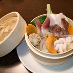 新鮮な海鮮をたくさん使った蒸し物になります☆