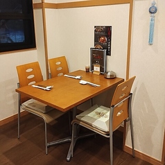 3名様までご利用いただけるテーブル席もございます。気心の知れた友人との飲みなど、少人数での集まりに最適です。