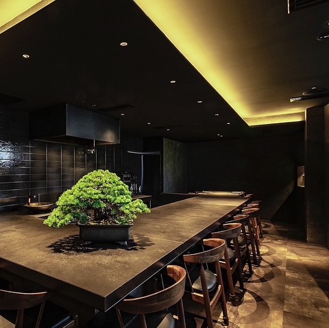 駅チカ。肉割烹×居酒屋。カウンターは特等席。ライブ感も味わえる。翌3時まで営業中