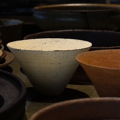 日本陶芸家のコレクションを楽しむお皿